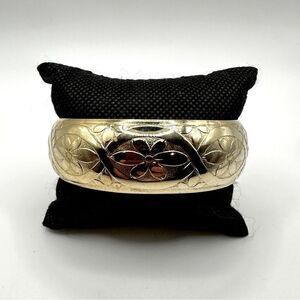 Stunning vintage gold tone metal flower etched bangle